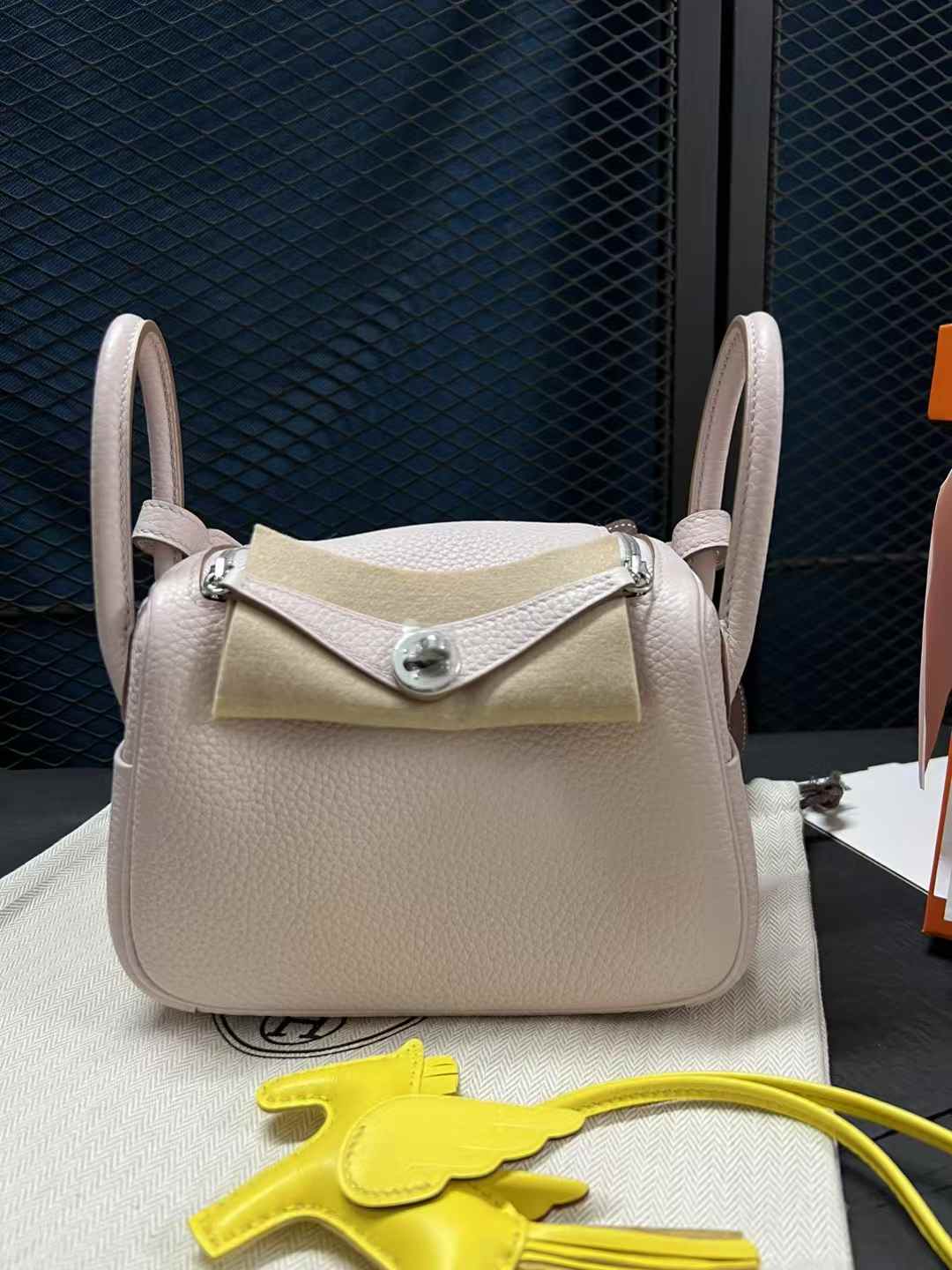 Lindy mini 19
